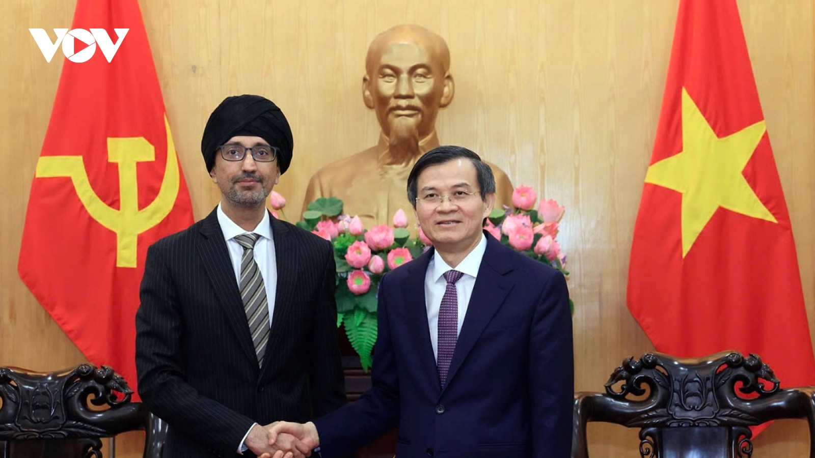 Vietnam and Singapore boost cooperation in strategic-level leadership training